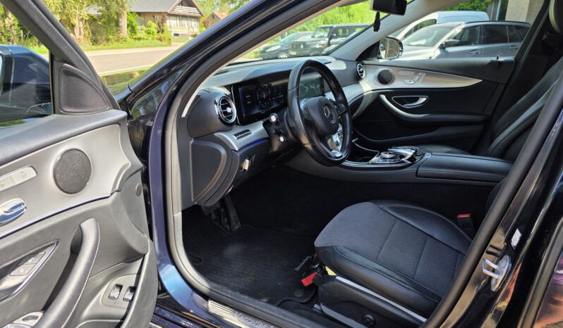 
								Mercedes-Benz E 220 full									