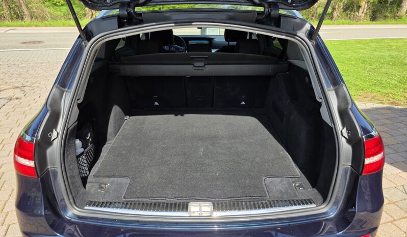 
								Mercedes-Benz E 220 full									