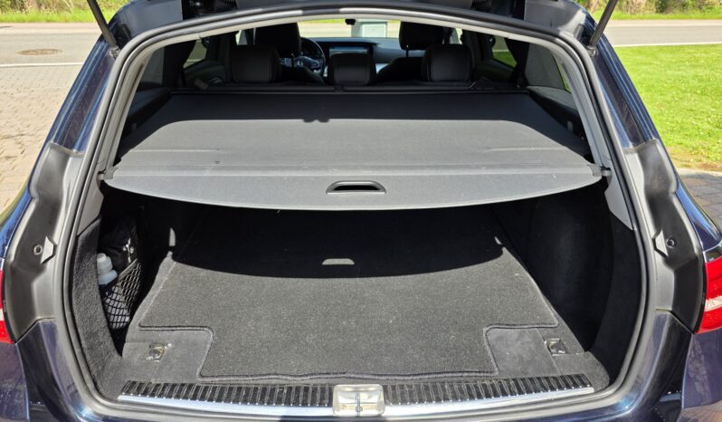 
								Mercedes-Benz E 220 full									