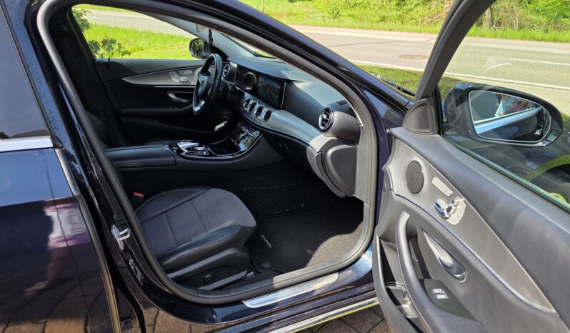 
								Mercedes-Benz E 220 full									