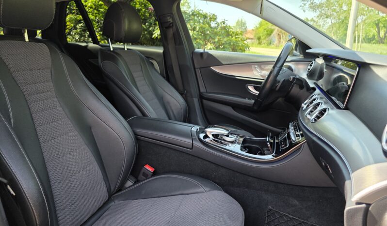 
								Mercedes-Benz E 220 full									