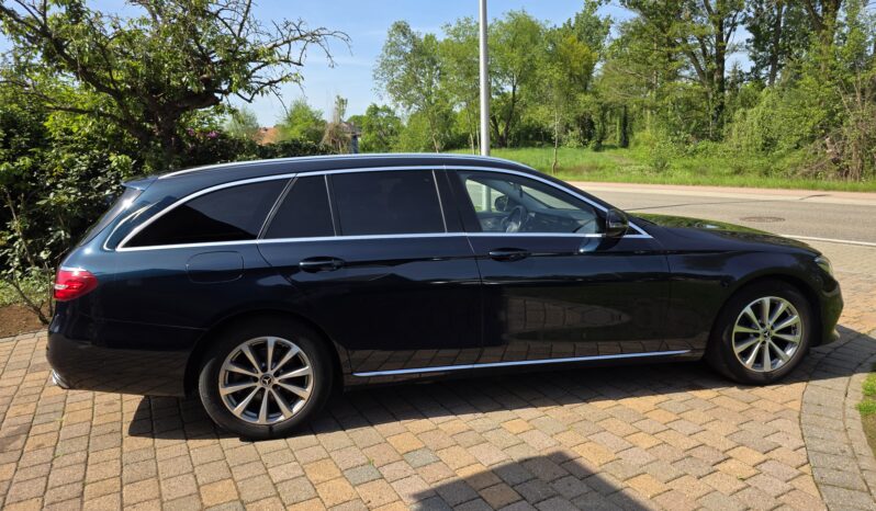 
								Mercedes-Benz E 220 full									