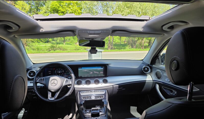 
								Mercedes-Benz E 220 full									