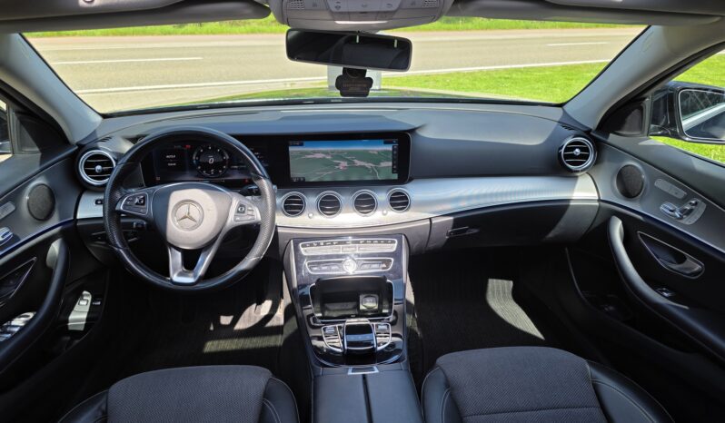 
								Mercedes-Benz E 220 full									