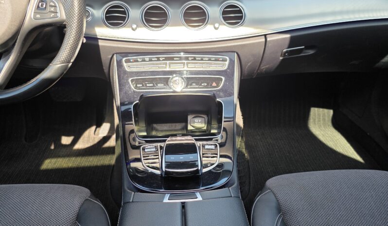 
								Mercedes-Benz E 220 full									