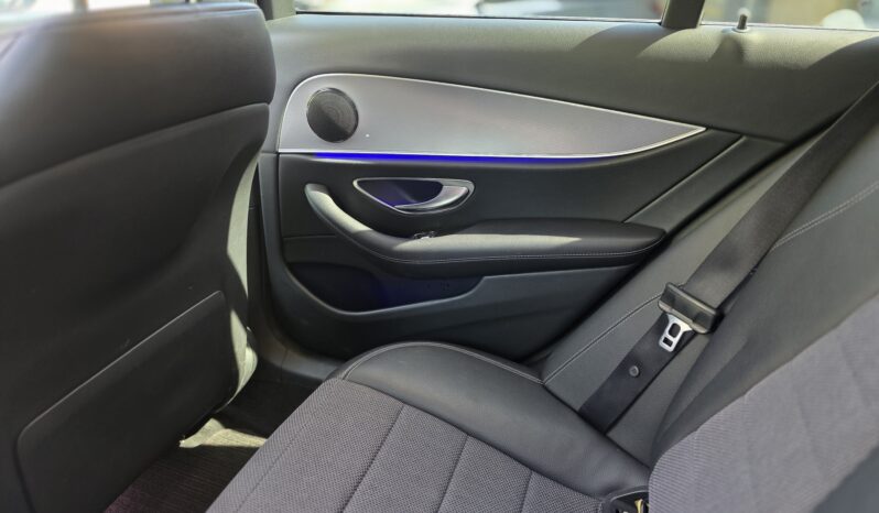 
								Mercedes-Benz E 220 full									